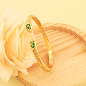 Bracelet manchette double serpent en laiton massif plaqué or 18 carats avec quartz émeraude vert, ajustable, empilable, design tendance - Product Image 3