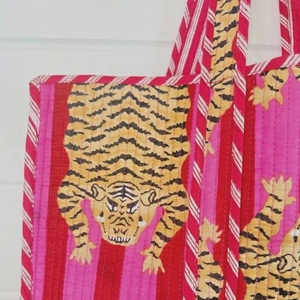 กระเป๋าโท้ทผ้าฝ้ายลายเสือพิมพ์ลายทางสีชมพูแดงขนาดใหญ่สำหรับขายส่ง - Product Image 4