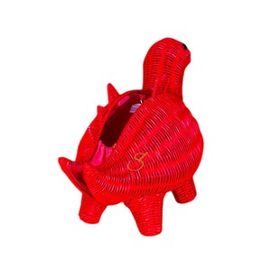 Panier de rangement en rotin mignon en forme de dinosaure, panier cadeau unique en forme de stégosaure rouge tressé, boîte décorative en osier avec chaîne - Product Image 2