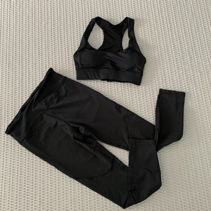 เสื้อชั้นในออกกำลังกายแบบรัดรูปสีพื้นสำหรับผู้หญิง สายรัดไหล่แบบเว้าหลัง ระบายอากาศได้ดี คอตั้ง พร้อมกางเกงโยคะเอวกลาง ชุดออกกำลังกาย 2 ชิ้น - Product Image 3