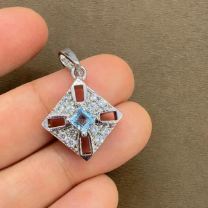 Pendentif géométrique en argent 925 plaqué rhodium avec topaze bleue et pierres CZ taille princesse, design solitaire classique, unisexe, pour un usage quotidien - Product Image 3