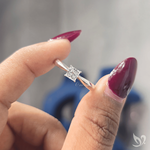 Bague de fiançailles moderne en or blanc 10 carats avec diamant solitaire de 0,5 carat de taille princesse cultivé en laboratoire et sertissage à tige pincée - Product Image 5