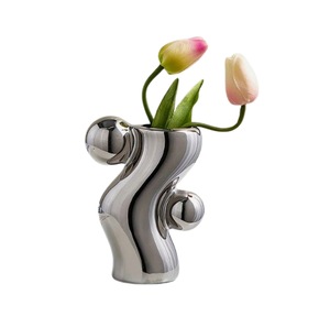 Vase en aluminium moulé, élément décoratif raffiné, créé pour sublimer la beauté résidentielle avec une influence durable sur le design - Product Image 5