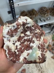 Calcedonia Blanca Natural con Heulandita Roja y Apofilita Verde |   Espécimen de Cristal Mineral Premium - Product Image 1