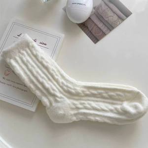 Chaussettes d'hiver pour femmes 2025, douces, en peluche, antidérapantes, pour la maison, pour dormir - Product Image 6
