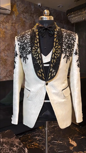 ชุดทักซิโด้ดีไซน์เนอร์สีขาวสำหรับผู้ชาย พร้อมปกเสื้อปักลายสีดำและสีทอง – เสื้อเบลเซอร์งานแต่งงานสุดหรูพร้อมเสื้อกั๊กและโบว์ไท - Product Image 5