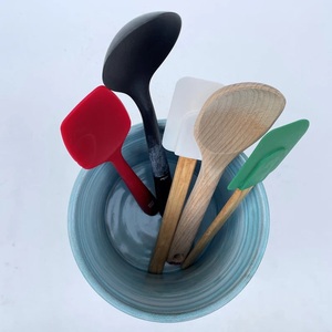 Porta utensilios de cerámica rústico, hecho a mano con acabado texturizado, esmaltado con efecto oceánico, horneado en horno, duradero y resistente al calor, para cocina. - Product Image 3