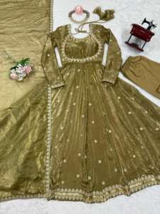 Robe Anarkali de créateur indien élégante pour occasions spéciales, avec broderies et travail de sequins, texture riche, vente en gros - Product Image 5