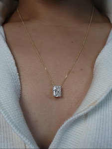 Collar con Colgante de Diamante Corte Radiante en Oro Amarillo de 14K con Engaste de Cuatro Puntas y Diseño Minimalista de Lujo Atemporal - Product Image 2