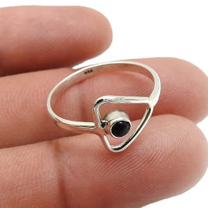 Bague en forme de triangle creux pour femme avec serti clos à facettes rondes, pierre précieuse onyx noir, style minimaliste bohème en argent 925 - Product Image 2