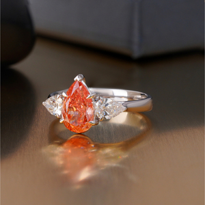 Bague en diamant de laboratoire à trois pierres rouge vif, 0,71 carat, clarté VS1 et VVS2, or jaune et blanc massif 14 carats, certifiée IGI - Product Image 2