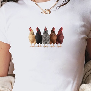 เสื้อยืดแขนสั้นพิมพ์ลายถักทรงเข้ารูป Y2K สำหรับผู้หญิงลายไก่หลากสีสันห้าตัวเรียงกัน - Product Image 4