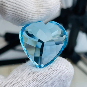 Topaze bleue naturelle, taille cœur, grande taille 62,59 carats, qualité AAA, lustre AAA, fabrication et polissage parfaits. - Product Image 4
