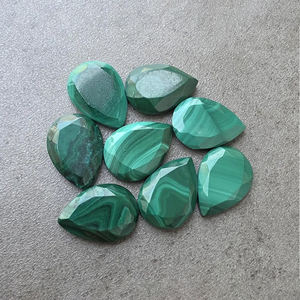 Pierre précieuse de malachite facettée en forme de poire, à dos plat et calibrée |   Cabochon vert naturel en vrac pour la fabrication de bijoux - Product Image 5