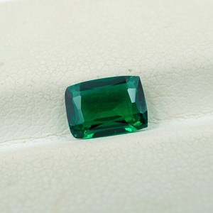 Émeraude de laboratoire : Pierre précieuse verte zambienne de 0,80 ct, taille coussin - Product Image 1