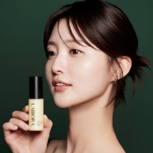 Suero Antienvejecimiento Reafirmante y Tensor de Poros con Niacinamida, Textura Aterciopelada, Absorción Rápida, Refina los Poros, Para Todo Tipo de Piel - Product Image 3