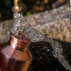 Botella de agua de cobre moderna y suave, agua potable saludable, duradero y apilable, alto rendimiento de aislamiento térmico con tapa - Product Image 4