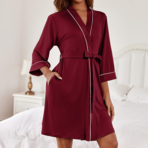 Robe en soie douce bordeaux pour femme, manches 3/4, col en V, style cache-cœur avec ceinture et bordure blanche - Product Image 5
