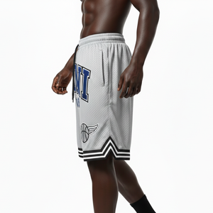 Shorts de bain en maille polyester premium gris, noir, blanc, avec empiècements rayés, logo personnalisé imprimé, respirants, pour homme. - Product Image 4