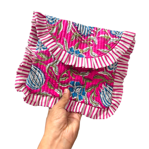 Pochette cosmétique en coton matelassé à rayures bohèmes avec bordure à volants, portable, taille 9" x 11", fermeture magnétique, motif floral rose - Product Image 1