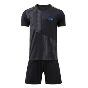 Tenue de football professionnelle complète à manches courtes en tissu mesh respirant, écologique, légère et durable pour l'entraînement et les matchs - Product Image 1