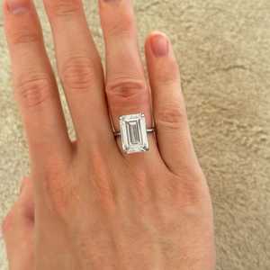 Bague de luxe en diamant taille émeraude 5,01 carats, cultivé en laboratoire, avec or blanc 14 carats, bijou raffiné pour les amoureux, cadeau surprise pour les fêtes - Product Image 5