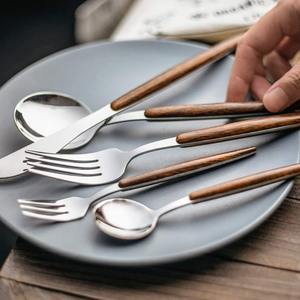 Ensemble de couverts élégants en argent avec manche en bois pour les repas quotidiens à la maison, les occasions spéciales et l'utilisation professionnelle. - Product Image 3