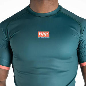เสื้อแรชการ์ดแขนสั้นผู้ชาย สีเทาเข้ม ลายพราง แห้งเร็ว ผลิตจากโพลีเอสเตอร์ เสื้อว่ายน้ำสำหรับผู้ใหญ่ มีโลโก้ด้านหน้า - Product Image 3