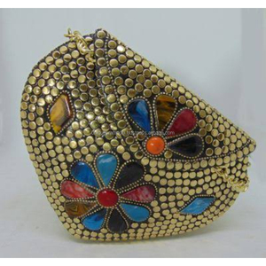 Sac à main en laiton doré et en résine festive avec design en pierre multicolore et sangle en chaîne pour un usage festif et traditionnel - Product Image 2