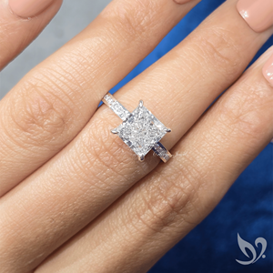Anillo de Compromiso con Diamante Cultivado en Laboratorio, Corte Princesa de 3CT, Certificado IGI, Banda con Engaste de Canal, Oro Blanco de 10K - Product Image 4