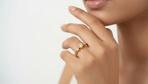 Anillo de Compromiso Minimalista con Tres Piedras de Oro de 10k, Diseño Personalizado Hecho a Mano, Diamante Cultivado en Laboratorio VVS1, Engaste en Bisel - Product Image 3