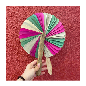 Abanico de hoja de palma de coco hecho a mano en Vietnam, abanico natural sostenible para bodas, fiestas en la playa, festivales, decorativo, venta al por mayor - Product Image 1