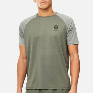Ensemble t-shirt et short de sport pour homme, tissu léger et respirant, idéal pour la salle de sport et les entraînements - Product Image 2