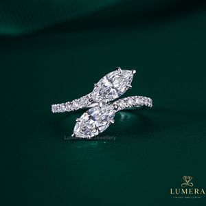 Élégante bague de fiançailles Toi et Moi en diamant de laboratoire taille marquise, design croisé à deux pierres avec diamants sertis pavé - Product Image 2