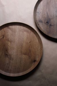 Bandeja ondulada Hazel, hecha de madera de mango, con un borde ondulado único. - Product Image 5