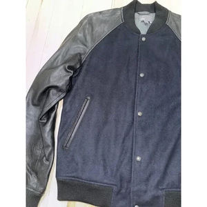 Veste bomber classique en cuir noir et laine bleue, style varsity/baseball/biker, personnalisable avec lettres en chenille, haute qualité, manches raglan longues - Product Image 3