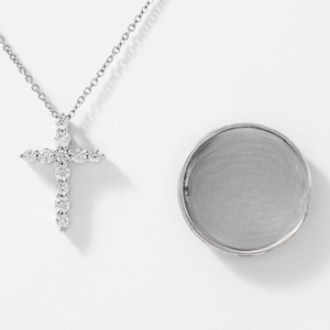 Collier pendentif croix en or blanc 14 carats de qualité supérieure avec diamant de laboratoire de 1,29 ct VVS EF taille ronde serti à griffes, idéal pour un usage quotidien de luxe - Product Image 3