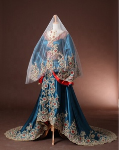 Robe de soirée luxueuse, tenue de soirée avec Appliques dorées, manches longues, traîne, col en v, dubaï, arabie saoudite, 2023 - Product Image 6