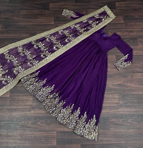 ชุดสัลวาร์ คามีซสำเร็จรูปสไตล์อินเดีย-ปากีสถาน ผ้าจอร์เจตต์เทียม ปักลายฉลุ พร้อมผ้าคลุมไหล่ แขนยาว ประดับด้วยดิ้นทองและเลื่อม แฟชั่นฟาเตมา - Product Image 2