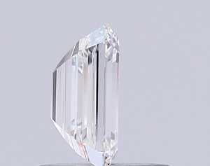 Diamant blanc de 3 carats, couleur E, pureté VS2, taille émeraude, exquis, mettant en valeur une symétrie de coupe dégradée impeccable et un éclat glacé d'élite. - Product Image 2