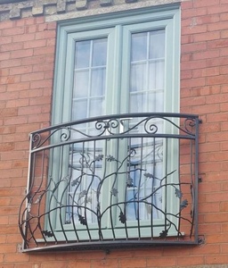 Rampe de balcon traditionnelle en fer forgé à fixer au mur ; résistante à la rouille, facile à installer et adaptée aux balcons extérieurs. - Product Image 3
