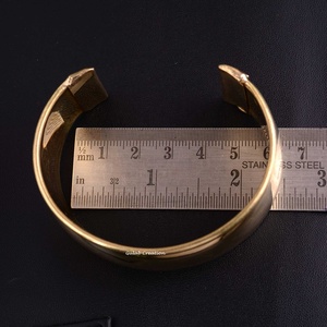 Brazalete abierto de latón puro, brazalete pulido ajustable hecho a mano para hombres y mujeres, joyería de moda minimalista y atemporal - Product Image 3