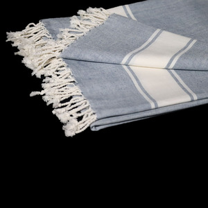 Serviette Fouta en coton de haute qualité avec logo personnalisé et design rayé à prix abordable, fabriquée en Inde. - Product Image 3
