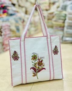 Sac fourre-tout en coton matelassé blanc avec broderie florale, fait main, pour le marché et le shopping - Product Image 2