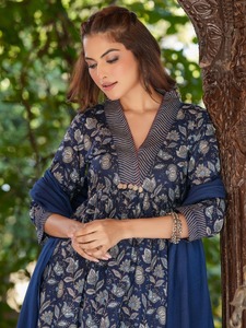 Conjunto de Kurta Anarkali con Motivo Floral Azul Marino para Mujer, con Dupatta Azul Sólido, Ropa Elegante de Fiesta Étnica India - Product Image 4