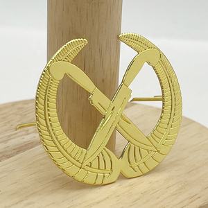 Pin de Solapa y Distintivo de Metal Dorado de Alta Calidad con Logotipo Personalizado Estampado y Rama de Olivo Calada - Product Image 2