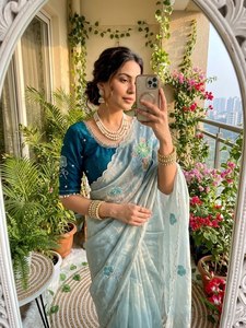 Sari de Satén Cutdana Bloom, Elegante Sari con Perlas, Sari Hecho a Mano con Encanto Floral, Sari de Lujo con Perlas Butta, Sari de Satén con Aura de Perlas - Product Image 1