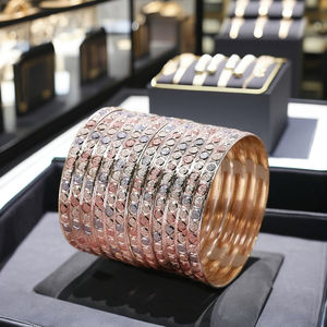 Brazaletes chapados en oro de 3 tonos de moda al por mayor, brazaletes de lujo, brazalete de oro de 3 tonos para mujer, brazaletes de latón con relleno de oro tricolor - Product Image 2