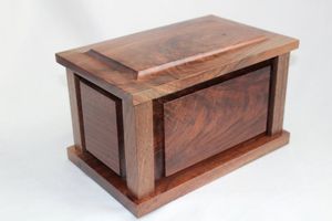 โกศไม้ซีดาร์ทำมือ ดีไซน์ทันสมัย เป็นมิตรกับสิ่งแวดล้อม ของตกแต่งบ้านสำหรับงานขึ้นบ้านใหม่ วันเกิด งานมงคล คุณภาพพรีเมียม จำหน่ายจำนวนมาก - Product Image 2