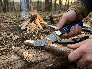 Cuchillo de hoja fija de acero de Damasco hecho a mano industrialmente personalizado de BLADE MARK INDUSTRIES con gancho para tripas, mango de resina azul y bolster de latón - Product Image 6